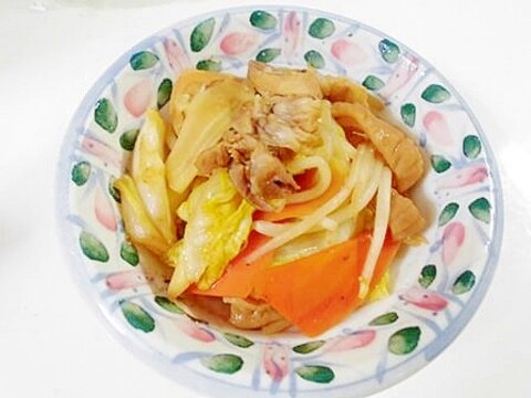 残ったスペアリブに豚ホルモンをプラス　肉野菜炒め